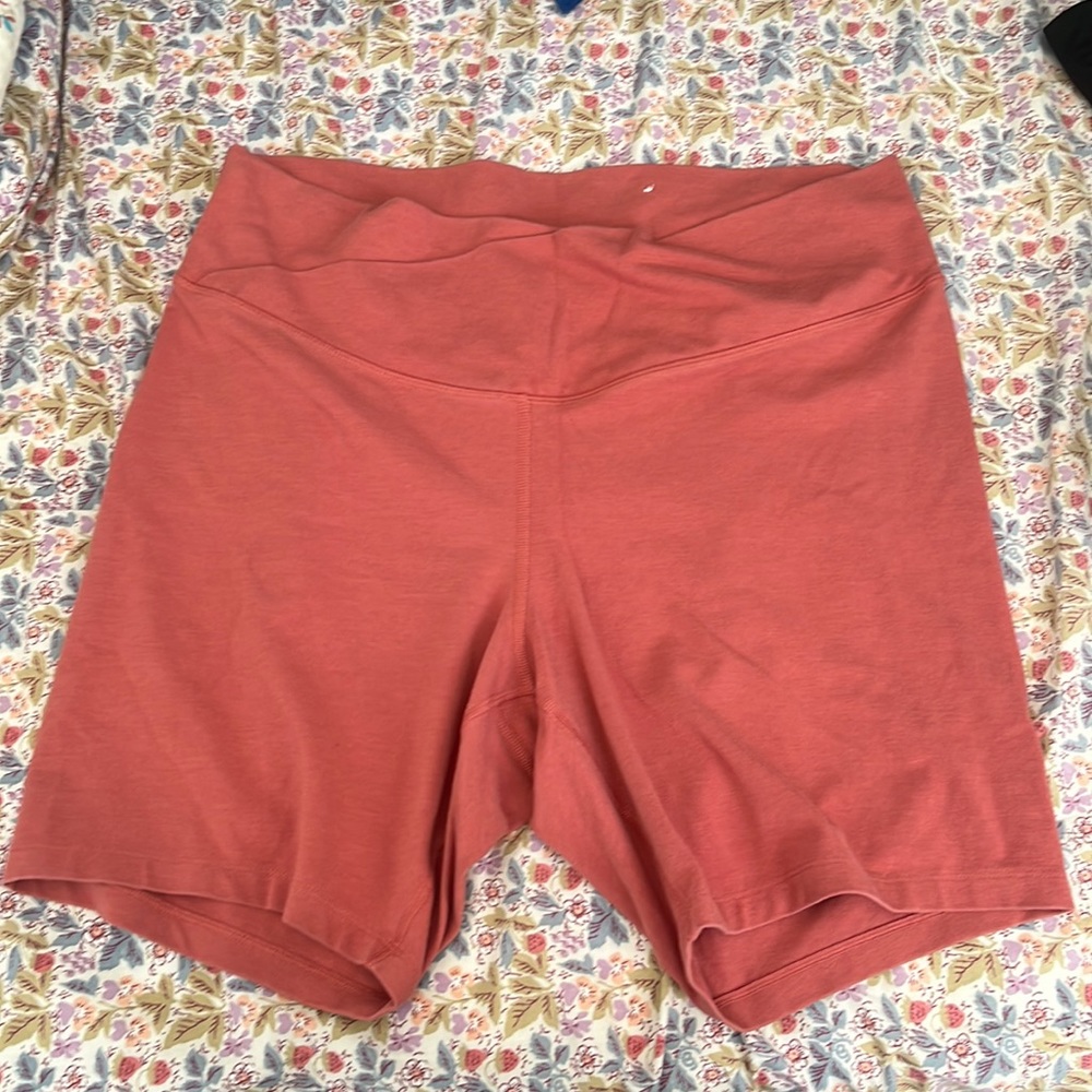 Old navy active wear extra high rise biker shorts with a front belly pocket.